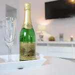 With 2 Bedrooms Hébergement de vacances